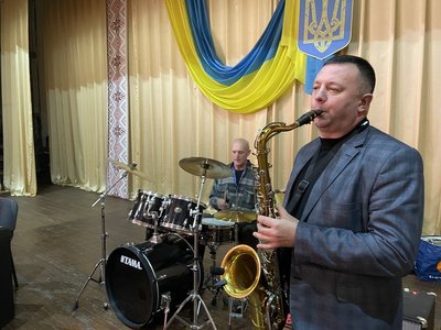 Жителі міста на Волині та переселенець з Луганщини створили джаз-бенд Жителі міста на Волині та переселенець з Луганщини створили джаз-бенд