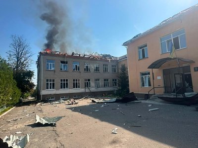 У Балаклії горить будівля після атаки РФ на місто, 6 серпня 2026 року У Балаклії горить будівля після атаки РФ на місто, 6 серпня 2026 року