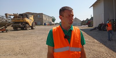 Сергій Палямар — начальник земельно-соціального відділу агропромислової компанії, яка обробляє поля поблизу села Носівці, люди скаржаться на агрофірму, знищення доріг, 7 серпня 2026 року Сергій Палямар — начальник земельно-соціального відділу агропромислової компанії, яка обробляє поля поблизу села Носівці, люди скаржаться на агрофірму, знищення доріг, 7 серпня 2026 року