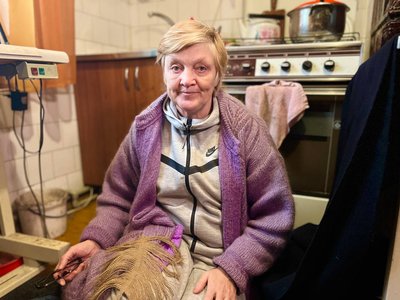 12 пенсіонерок із Волині шиють бурки для бійців 12 пенсіонерок із Волині шиють бурки для бійців