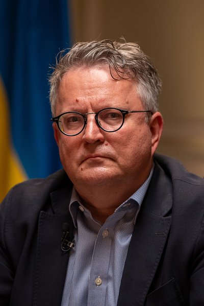 Перший заступник міністра закордонних справ України Сергій Кислиця під час інтервʼю Суспільному у Києві, 16 червня 2025 року Перший заступник міністра закордонних справ України Сергій Кислиця під час інтервʼю Суспільному у Києві, 16 червня 2025 року