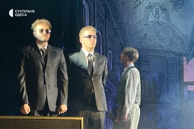"Комедія помилок": Одеський театр Василька адаптує Шекспіра для сучасного глядача