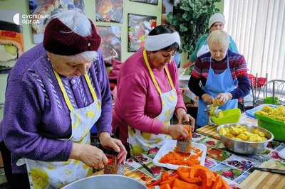 Страви, чай, шкарпетки і любов: як у Подільську волонтерки підтримують військових Страви, чай, шкарпетки і любов: як у Подільську волонтерки підтримують військових