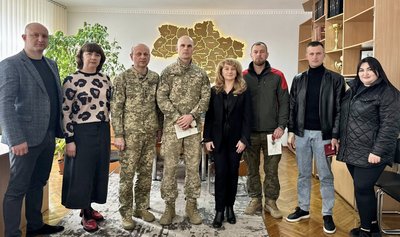 Оборонцям з Вінниччини вручили орден "За мужність" та відзнаки "Золотий Хрест" Оборонцям з Вінниччини вручили орден "За мужність" та відзнаки "Золотий Хрест"