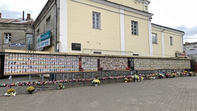 У центрі Луцька оновлять пам'ятні фотостенди. Один із них перенесуть У центрі Луцька оновлять пам'ятні фотостенди. Один із них перенесуть