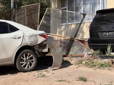 У Дніпрі водійка Toyota протаранила паркан і врізалася в будівлю дитячого садочка У Дніпрі водійка Toyota протаранила паркан і врізалася в будівлю дитячого садочка