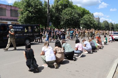 В Охтирці попрощалися з загиблим захисником Русланом Тимошенком В Охтирці попрощалися з загиблим захисником Русланом Тимошенком
