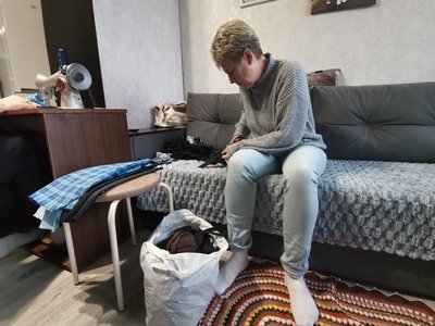 У Полтаві волонтери для військових шиють та в’яжуть речі У Полтаві волонтери для військових шиють та в’яжуть речі