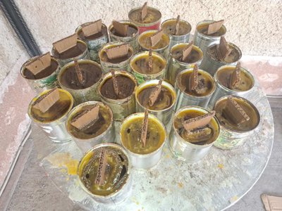 Світло для фронту: вінничанин виготовив понад пів тисячі окопних свічок для військових Світло для фронту: вінничанин виготовив понад пів тисячі окопних свічок для військових