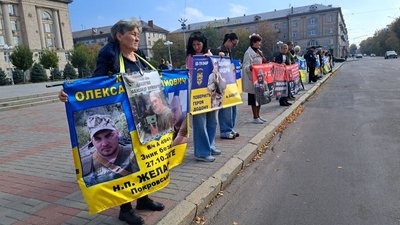 «Віримо, надіємося, чекаємо»: у Черкасах відбулася акція «Не мовчи — полон вбиває» «Віримо, надіємося, чекаємо»: у Черкасах відбулася акція «Не мовчи — полон вбиває»