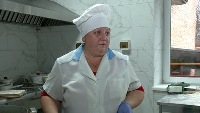 Кухарі садочків у Чернігові їдуть вночі на роботу й отримують мінімальну зарплату