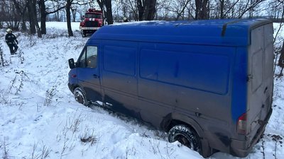 На Кіровоградщині за добу рятувальники витягли з кюветів чотири машини На Кіровоградщині за добу рятувальники витягли з кюветів чотири машини