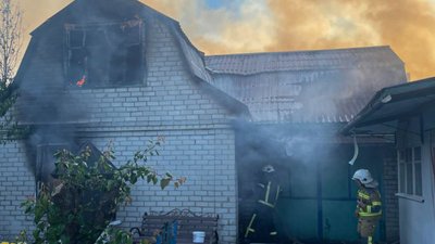 На Черкащині на пожежі чоловік отримав опіки обличчя На Черкащині на пожежі чоловік отримав опіки обличчя