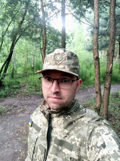 Чоловік у військовій формі Чоловік у військовій формі