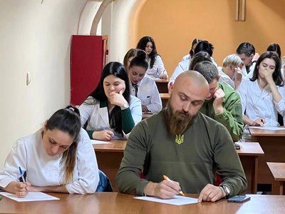 Медики, військові, представники Університету третього віку. Жителі Дніпра долучились до написання радіодиктанту