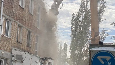 Спецмашина зносить частину будинку, 22 вересня 2024 року Спецмашина зносить частину будинку, 22 вересня 2024 року