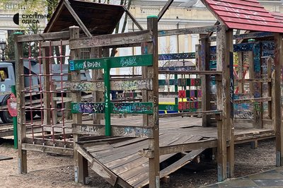 Демонтували дитячий майданчик на Соборній площі в Одесі Демонтували дитячий майданчик на Соборній площі в Одесі