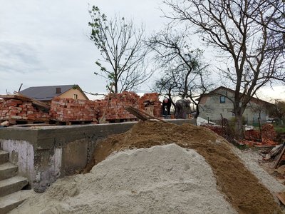 Впала ракета: як у селі Ставчани на Львівщині відновлюють будинки
