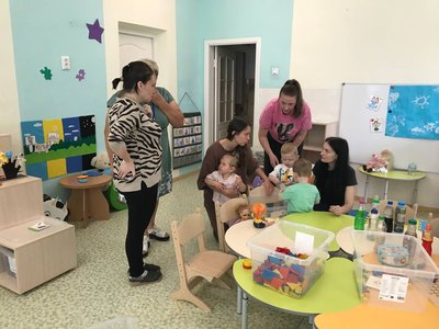 У Житомирі відкрили 8 центрів педагогічного партнерства для дітей від 1 до 2 років: які заняття проводять у дитсадку №46 У Житомирі відкрили 8 центрів педагогічного партнерства для дітей від 1 до 2 років: які заняття проводять у дитсадку №46