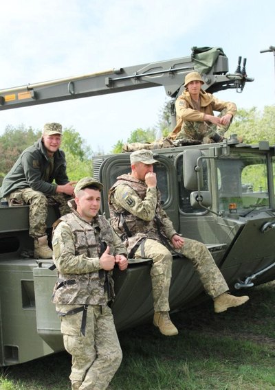 Командир Вадим із своїми побратимами на бойовій техніці Командир Вадим із своїми побратимами на бойовій техніці