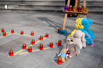 В Одесі вшанували пам’ять загиблих під час бомбардування Драмтеатру в Маріуполі В Одесі вшанували пам’ять загиблих під час бомбардування Драмтеатру в Маріуполі