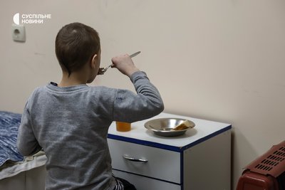 Хлопчик обідає в підземному укритті однієї з лікарень Херсона
