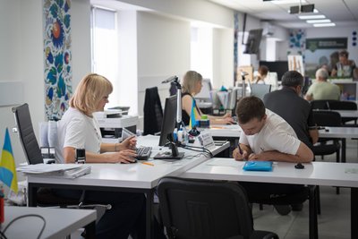 "Мені простіше сюди прийти". Чому в ЦНАПах Дніпра — черги на оновлення даних "Мені простіше сюди прийти". Чому в ЦНАПах Дніпра — черги на оновлення даних