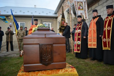 На Тернопільщині в останню дорогу провели військового Степана Старицького, листопад 2025 На Тернопільщині в останню дорогу провели військового Степана Старицького, листопад 2025