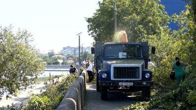 Комунальники та містяни прибирають набережну у Вінниці: що вже зробили Комунальники та містяни прибирають набережну у Вінниці: що вже зробили