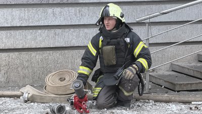 Рятувальник на місці удару по Харкову 2 січня Рятувальник на місці удару по Харкову 2 січня
