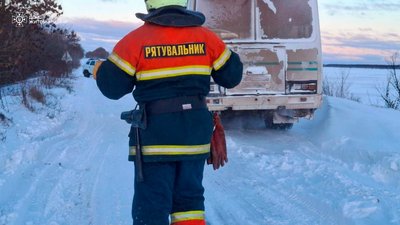 На Житомирщині рятувальники ліквідовували наслідки негоди на дорогах області На Житомирщині рятувальники ліквідовували наслідки негоди на дорогах області