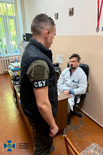 Підозрюють ексвоєнкома та медпрацівників: на Рівненщині викрили схему ухилення від мобілізації Підозрюють ексвоєнкома та медпрацівників: на Рівненщині викрили схему ухилення від мобілізації