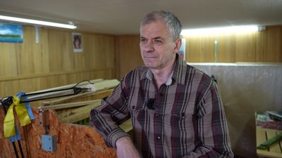 Тисячі вузликів щодня: як херсонець створив команду, яка плете сітки для фронту Тисячі вузликів щодня: як херсонець створив команду, яка плете сітки для фронту