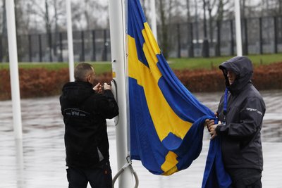 Члени протоколу прикріплюють шведський прапор під час підготовки до церемонії підняття прапора на честь вступу Швеції в штаб-квартирі НАТО в Брюсселі в понеділок, 11 березня 2024 року Члени протоколу прикріплюють шведський прапор під час підготовки до церемонії підняття прапора на честь вступу Швеції в штаб-квартирі НАТО в Брюсселі в понеділок, 11 березня 2024 року