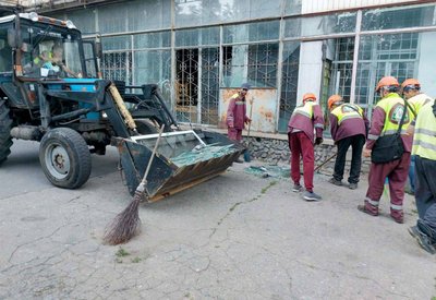 Комунальники допомагають усувати наслідки російської атаки, 6 липня 2025 року Комунальники допомагають усувати наслідки російської атаки, 6 липня 2025 року