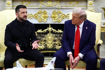 Зеленський під час зустрічі з Трампом 18 серпня 2025 року Зеленський під час зустрічі з Трампом 18 серпня 2025 року