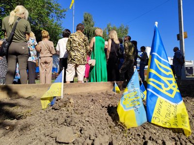 У Камʼянці місцеві жителі проти побудови кавʼярні поряд зі стелою Героїв У Камʼянці місцеві жителі проти побудови кавʼярні поряд зі стелою Героїв