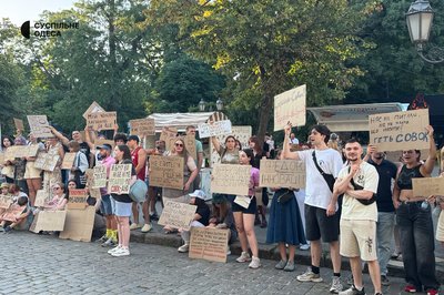 Одесити втретє зібралися на акцію протесту проти відставки міністра оборони Федорова Одесити втретє зібралися на акцію протесту проти відставки міністра оборони Федорова