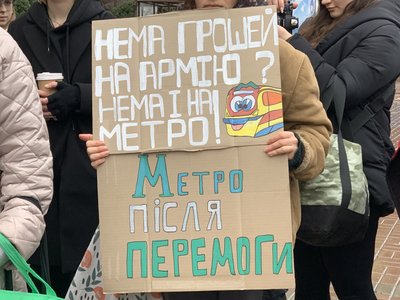 "Гроші на ЗСУ": в Києві під КМДА знову зібрались мітингувальники, до них вийшов депутат "Гроші на ЗСУ": в Києві під КМДА знову зібрались мітингувальники, до них вийшов депутат