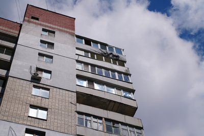 Дронова атака РФ багатоповерхівки у Центральному районі Херсона: що розповіли очевидці Дронова атака РФ багатоповерхівки у Центральному районі Херсона: що розповіли очевидці