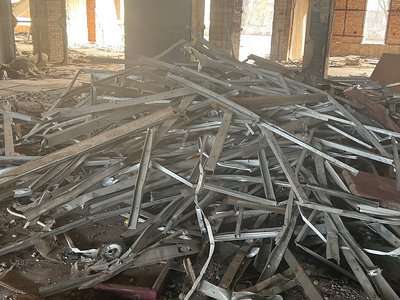 У Дніпрі з палацу "Метеор" розкрадають металеві конструкції: що кажуть в поліції та чи передбачена охорона будівлі У Дніпрі з палацу "Метеор" розкрадають металеві конструкції: що кажуть в поліції та чи передбачена охорона будівлі