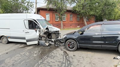 У Чернігові внаслідок зіткнення мікроавтобуса та авто є травмований У Чернігові внаслідок зіткнення мікроавтобуса та авто є травмований