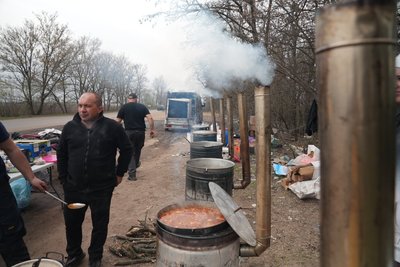 "Хочемо підтримати їхній дух": волонтери з Рівненщини готують страви та пригощають воїнів у Сумах "Хочемо підтримати їхній дух": волонтери з Рівненщини готують страви та пригощають воїнів у Сумах
