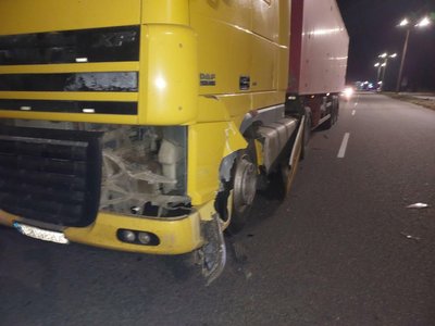 На Дніпропетровщині зіткнулися легковик та вантажівка: загинули чоловік та дитина, двоє людей травмовані На Дніпропетровщині зіткнулися легковик та вантажівка: загинули чоловік та дитина, двоє людей травмовані