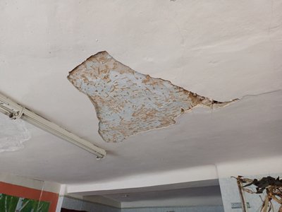 "Підставляємо відра, тази": у будинку культури у селі Біологічне біля Полтави 20 років протікає дах