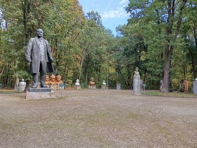 На Сумщині зберігають демонтовані радянські пам’ятники. Розповідаємо їх історії На Сумщині зберігають демонтовані радянські пам’ятники. Розповідаємо їх історії
