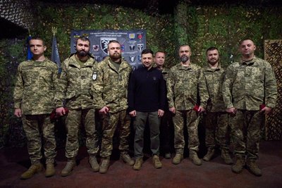 Президент зустрівся з воїнами 65-ї ОМБр та 128-ї ОГШБр, котрі боронять країну на Запоріжжі Президент зустрівся з воїнами 65-ї ОМБр та 128-ї ОГШБр, котрі боронять країну на Запоріжжі