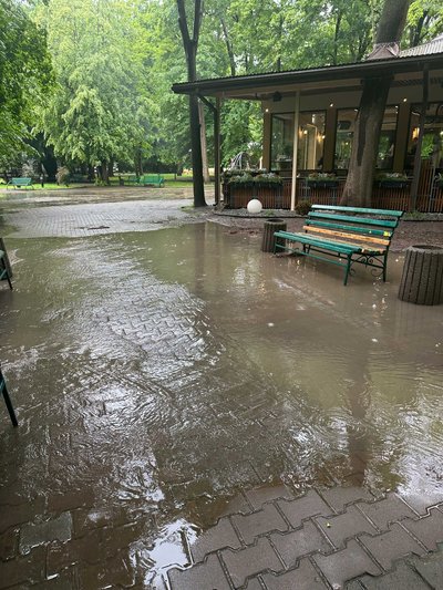 Підтоплені вулиці та вода у будинку: які наслідки негоди у Чернівцях Підтоплені вулиці та вода у будинку: які наслідки негоди у Чернівцях