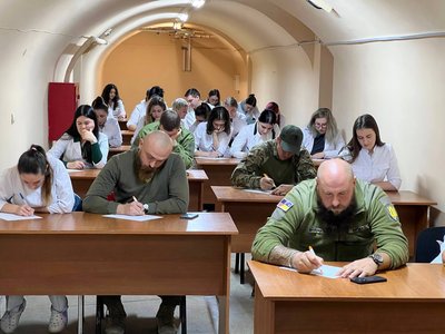 Медики, військові, представники Університету третього віку. Жителі Дніпра долучились до написання радіодиктанту
