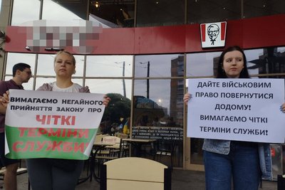 Житомир підтримав всеукраїнський пікет за чіткі терміни служби Житомир підтримав всеукраїнський пікет за чіткі терміни служби